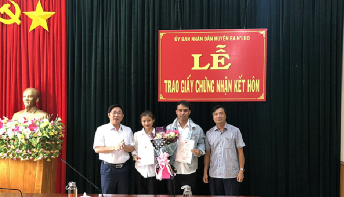 Ủy ban nhân dân huyện Ea H’Leo trao Giấy chứng nhận kết hôn có yếu tố nước ngoài. 